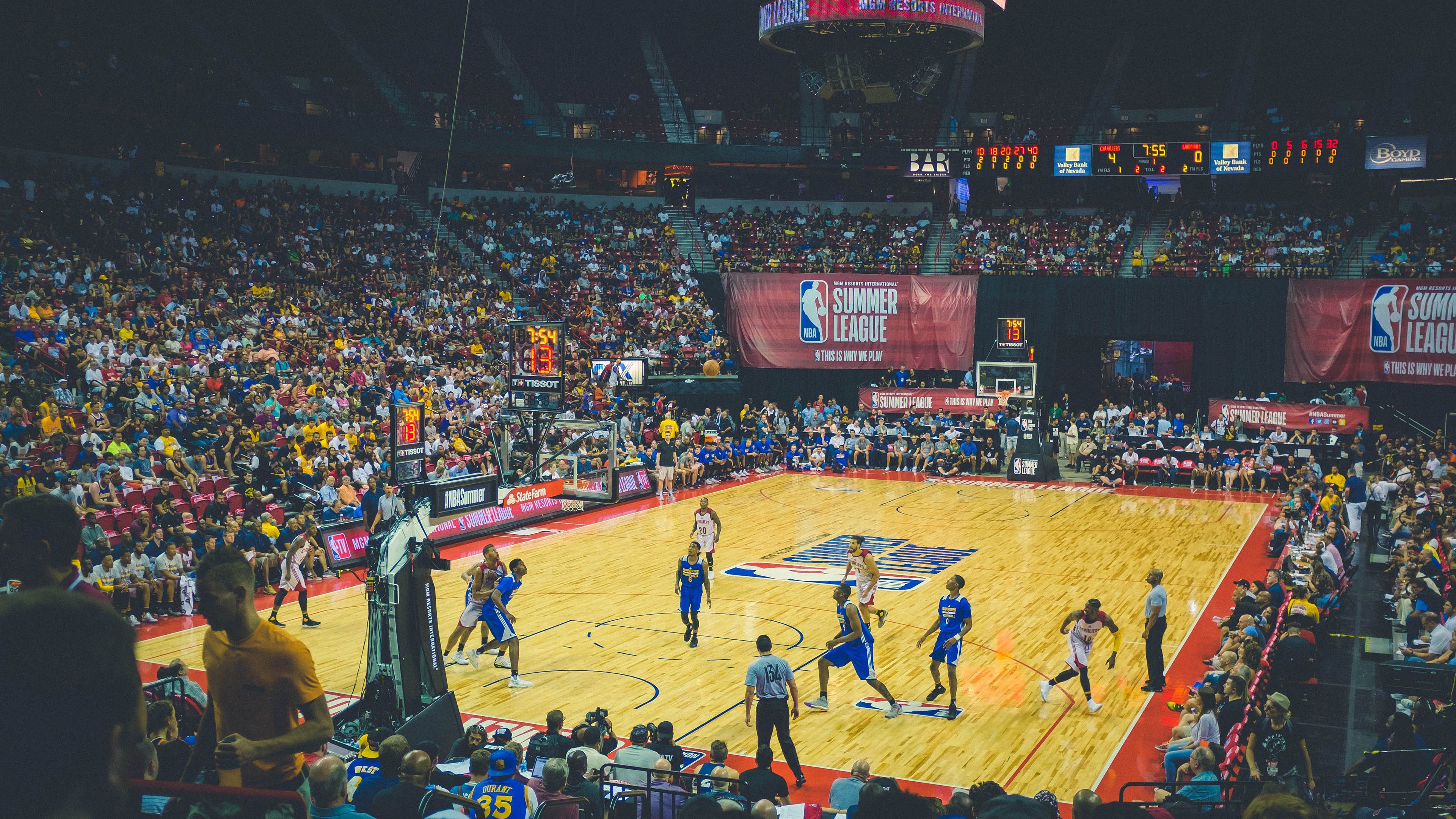 勇士在最后一分钟实现惊天逆转,库里关键三分绝杀全场!,勇士最后一场常规赛